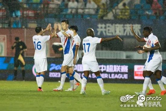 有消息人士告诉《太阳报》:“杜阿和卡勒姆非常相爱,他们知道这是永恒的。